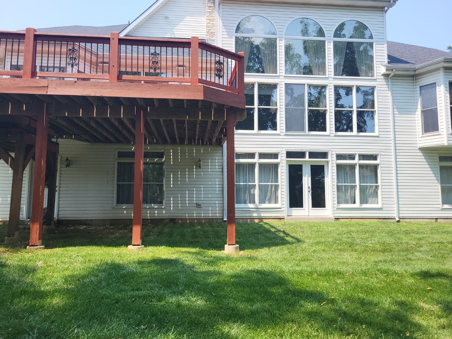 Spotless residential window cleaning in Greater Saint Louis MO. Look at that shine! Expert glass care by SprytNa Exterior.