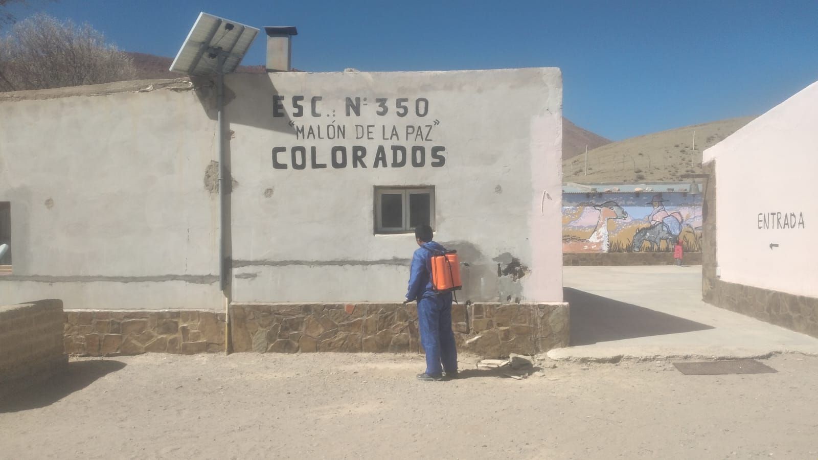 Un hombre parado frente a un edificio que dice Colorado.