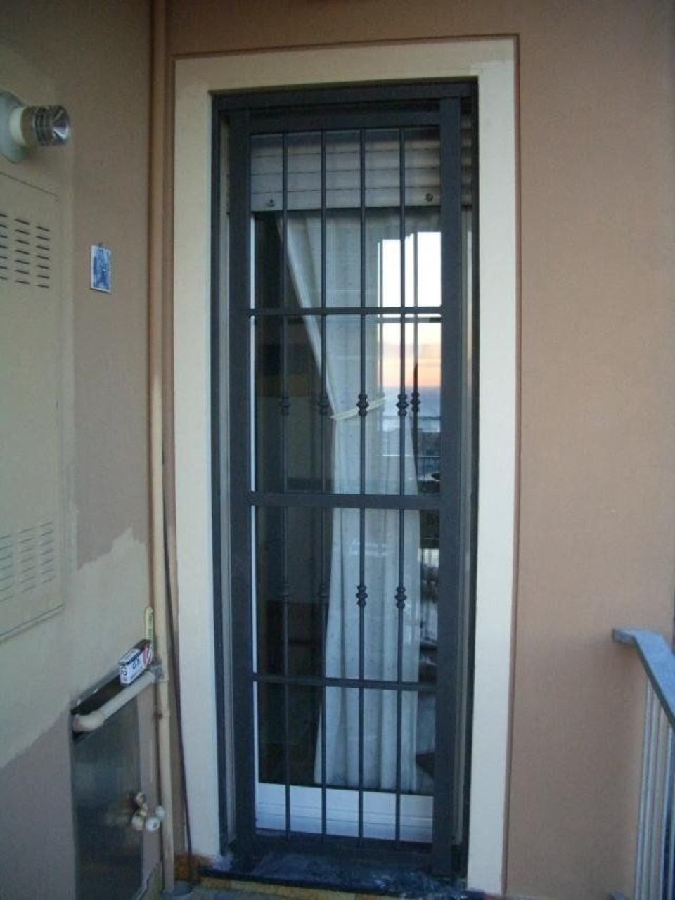 porta con inferriata