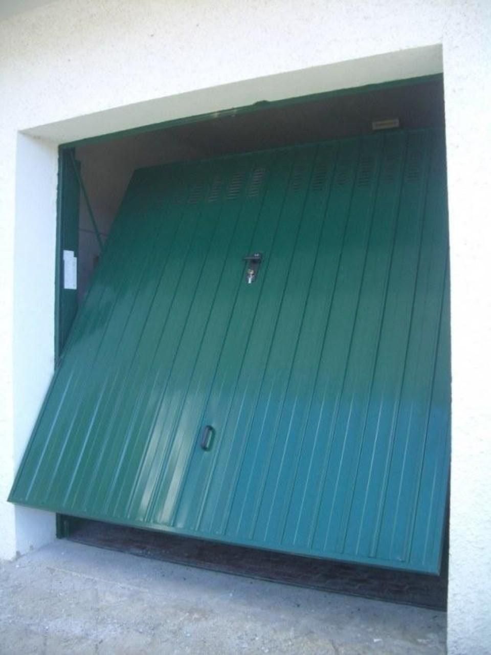 portone basculante verde