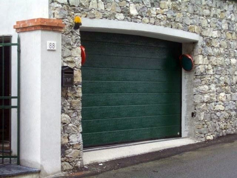 portone basculante verde