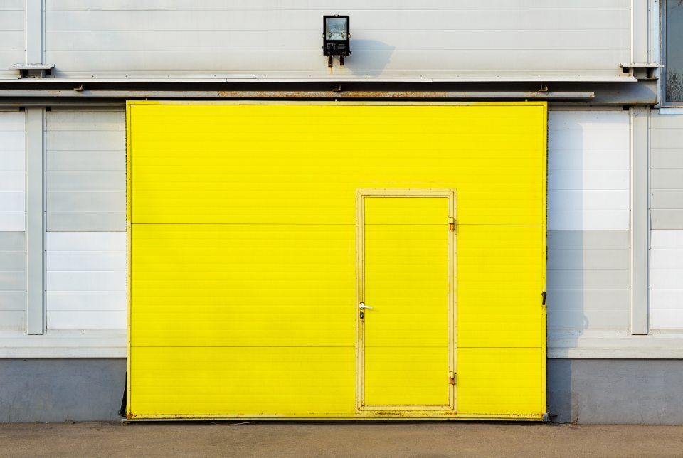 portone basculante giallo