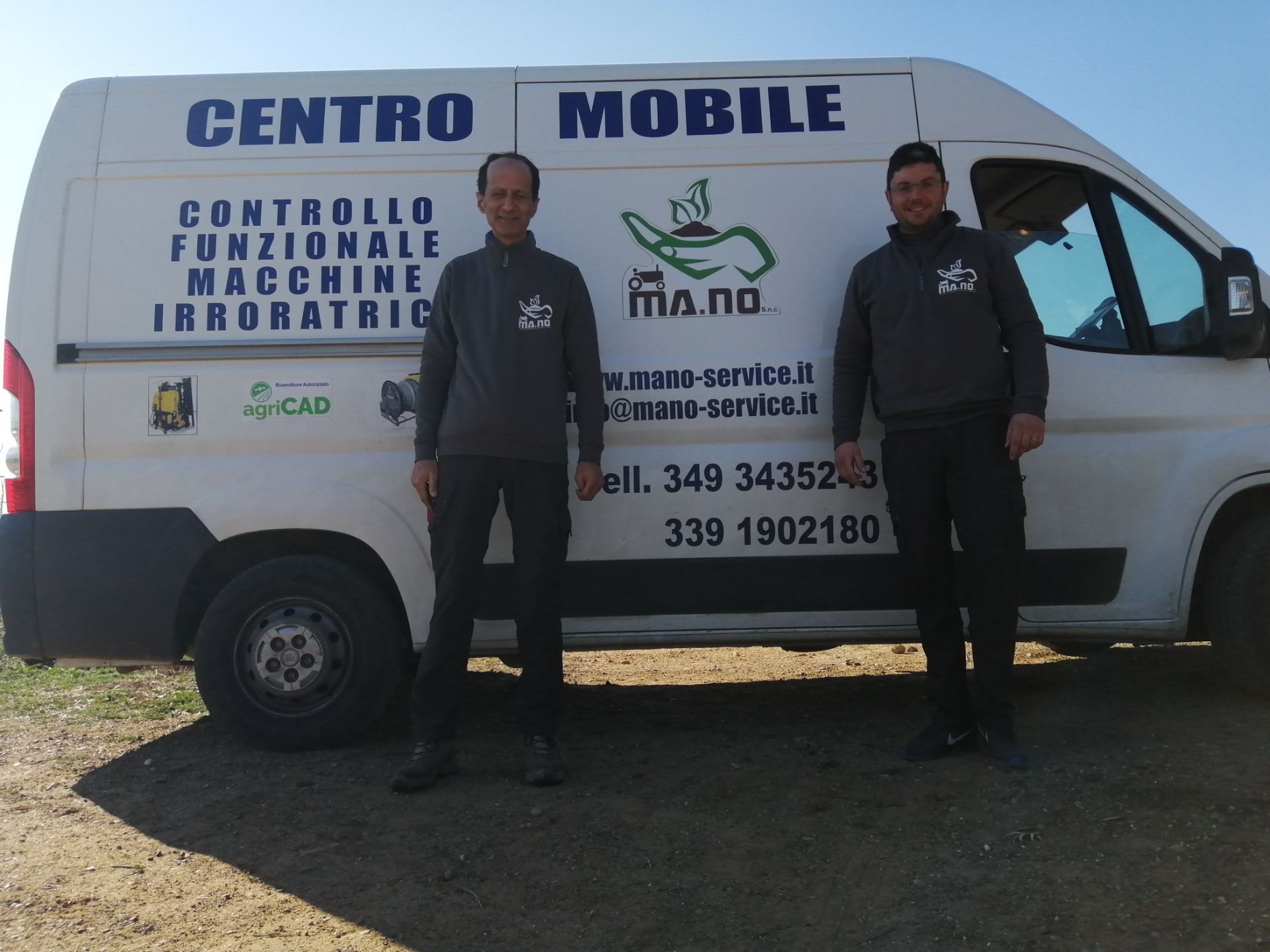 Furgone e agronomi della ditta per il controllo funzionale di macchine irroratrici