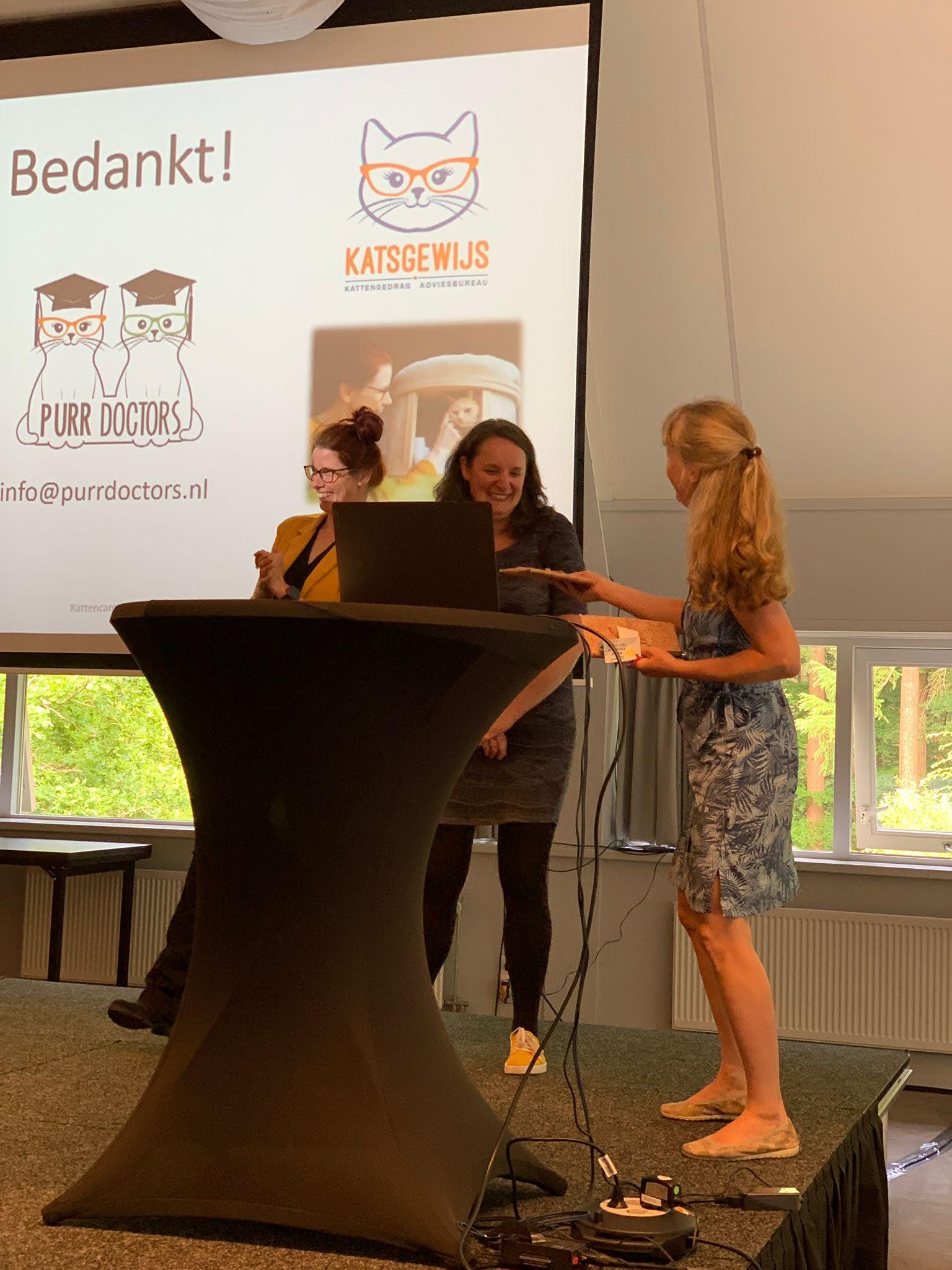 Ada overhandigt dr Marsha Reijgwart en dr Esther Bouma een presentje als dank voor presentaties kattencampus 2022