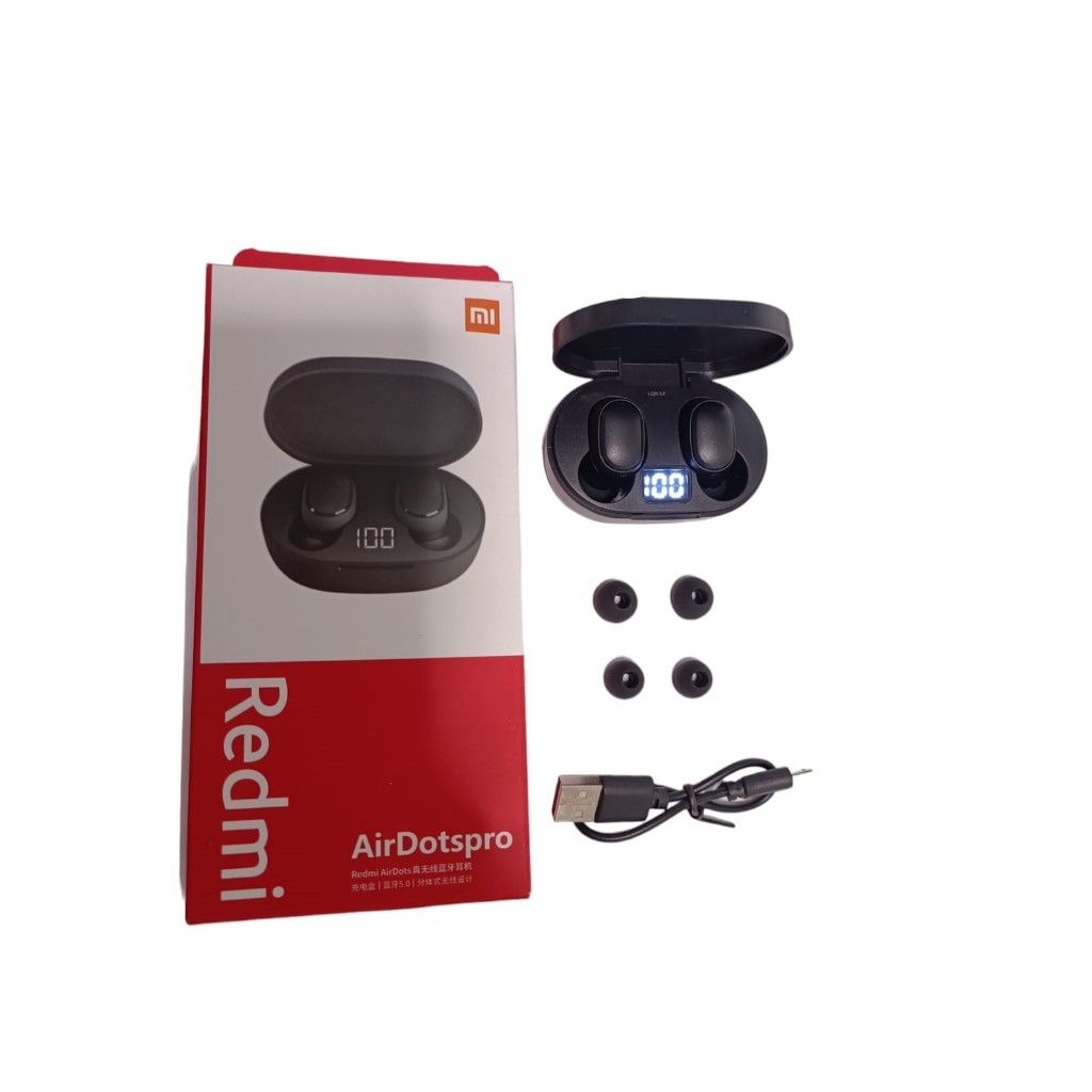 Um par de fones de ouvido pretos com um visor digital que diz 100