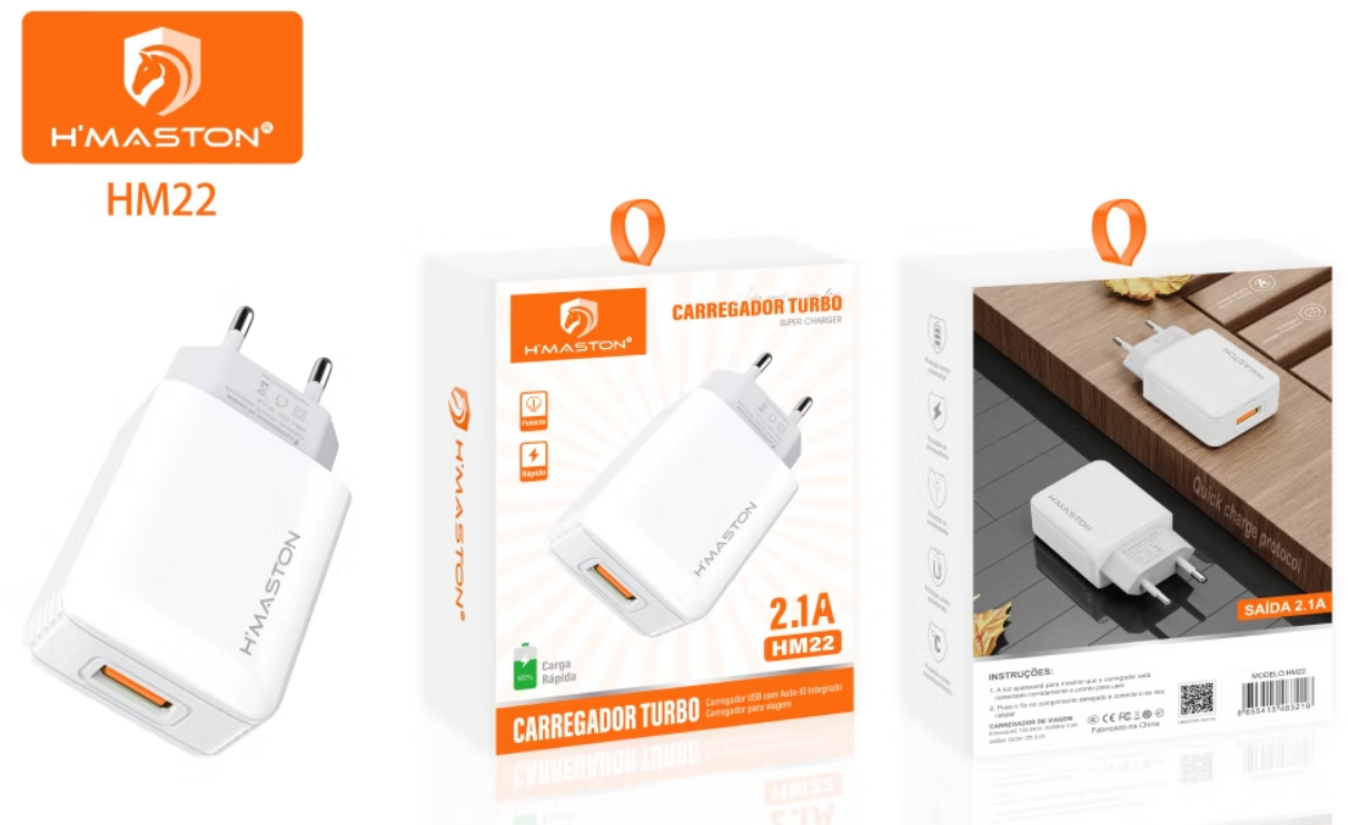 Um carregador hmaston está sobre uma mesa de madeira.