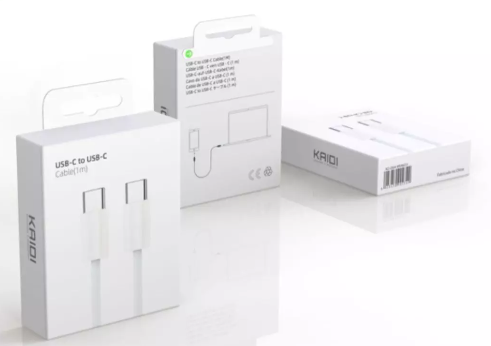 Três caixas brancas estão dispostas uma ao lado da outra em uma superfície branca.