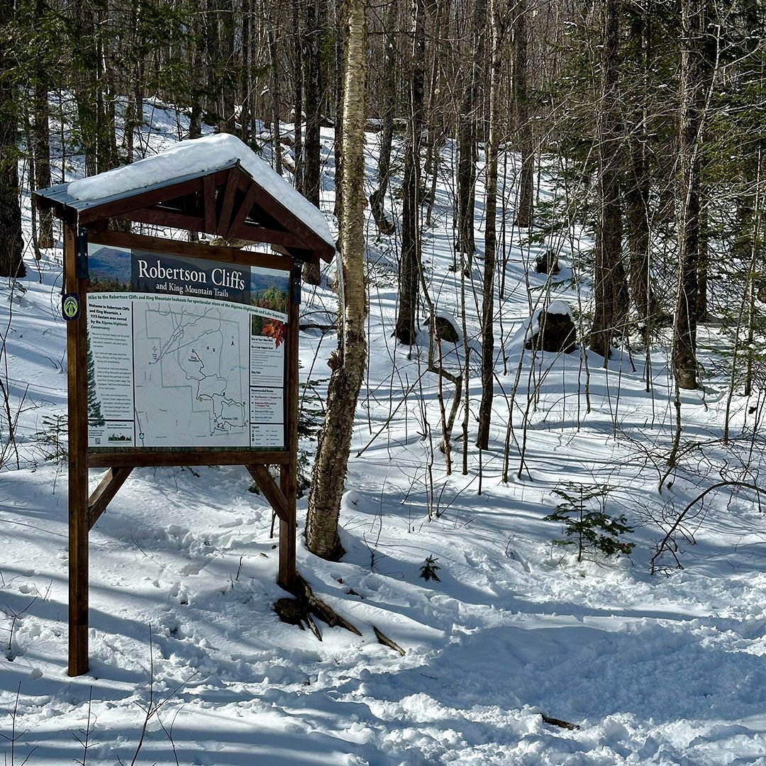 Robertson Cliffs trail sign and map