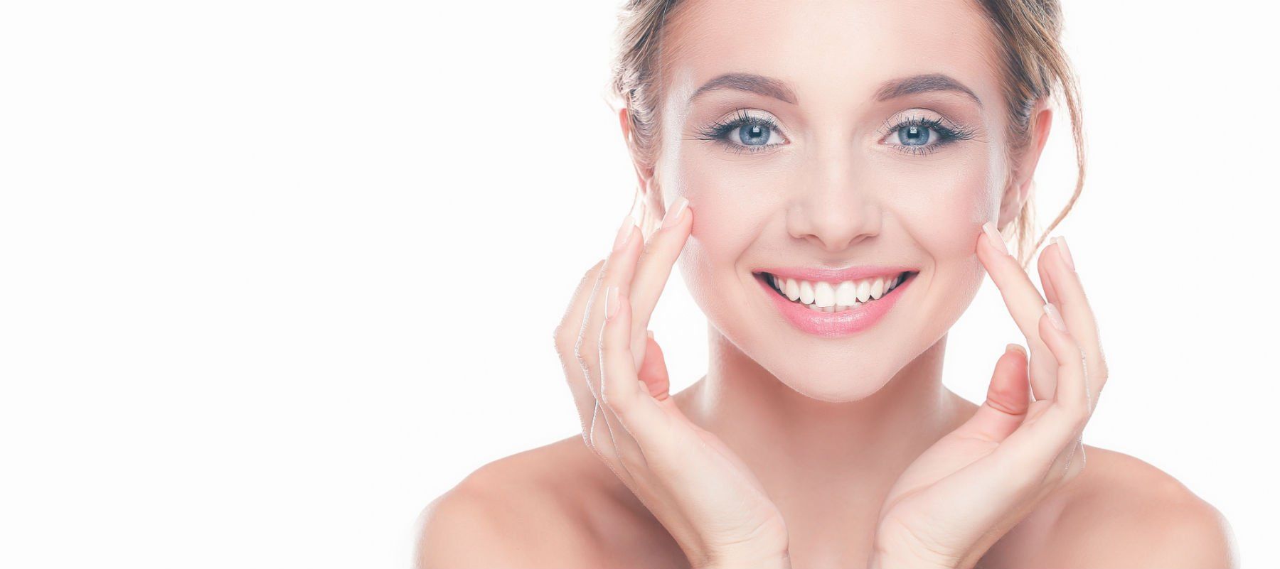 Una ragazza che sorride