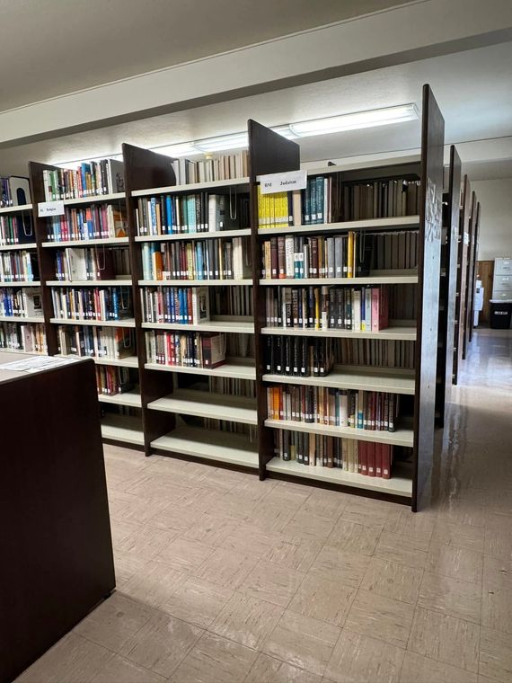 A library filled with lots of books on shelves