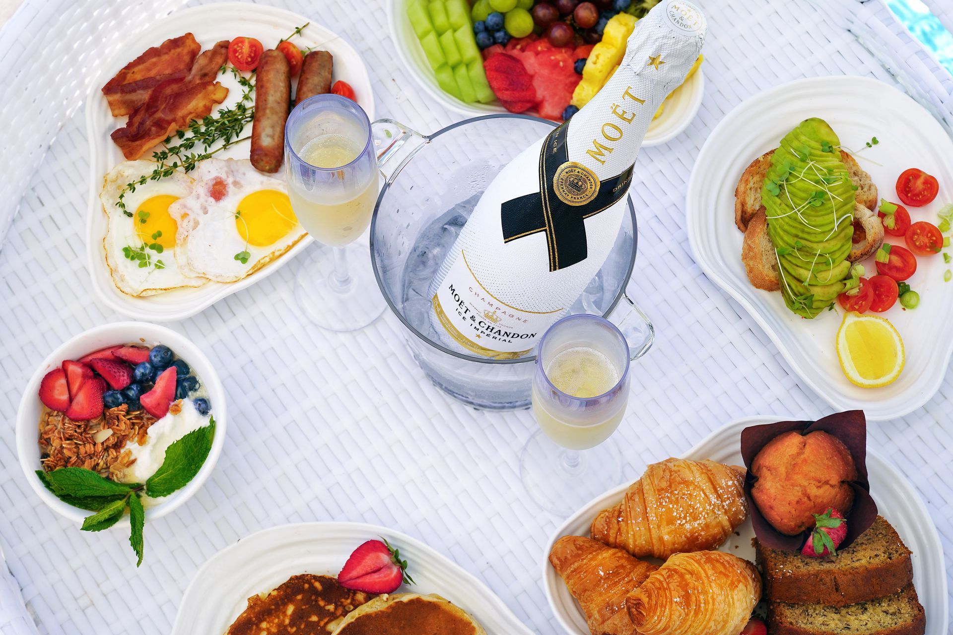 FLOATING BREAKFAST TRAY