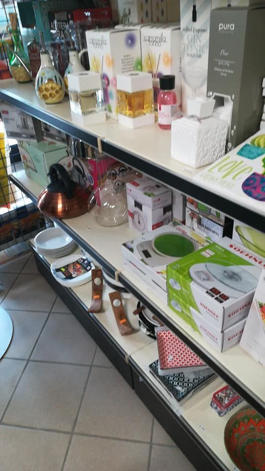 Uno scaffale di un negozio pieno di una varietà di articoli tra cui pentole e padelle