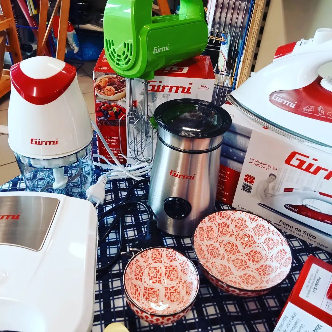 Un tavolo con un frullatore aspirapolvere e ciotole e una scatola con scritto girmi