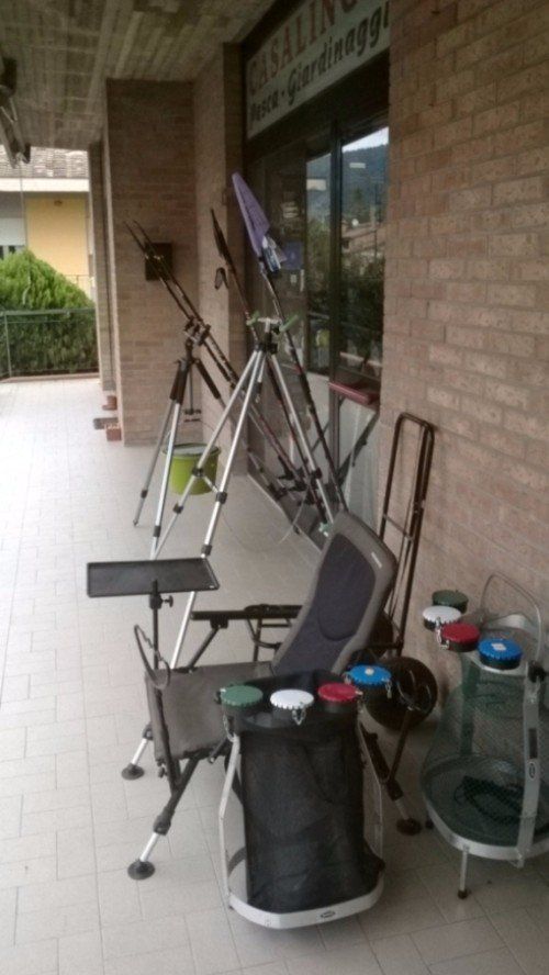 Un edificio in mattoni con un cartello che dice