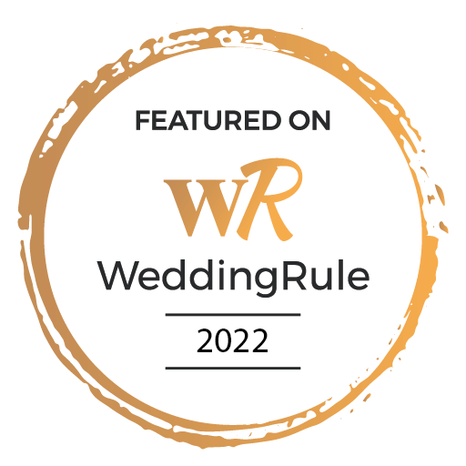 A gold circle with the words `` featured on wedding rule '' written inside of it.