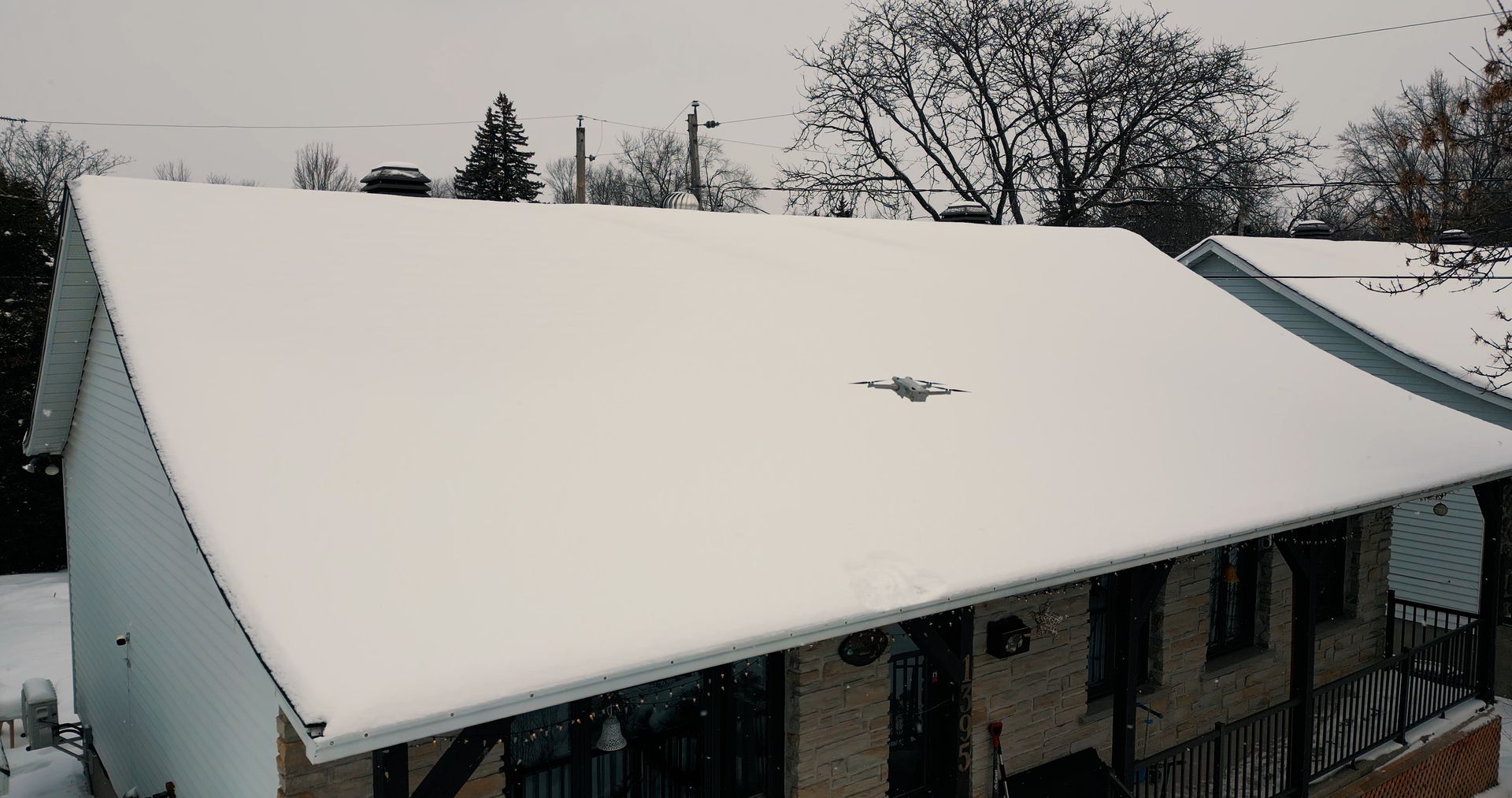 Une personne tient une loupe devant une maison