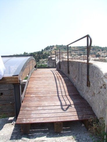 passerella Lavori di restauro Castello di Bauso