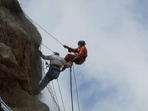 Lavori di messa in sicurezza di un costone roccioso