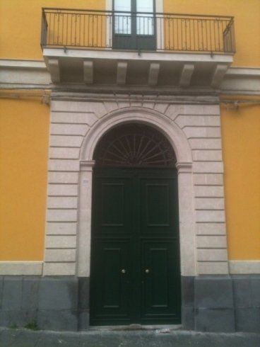 portone caseggiato giallo