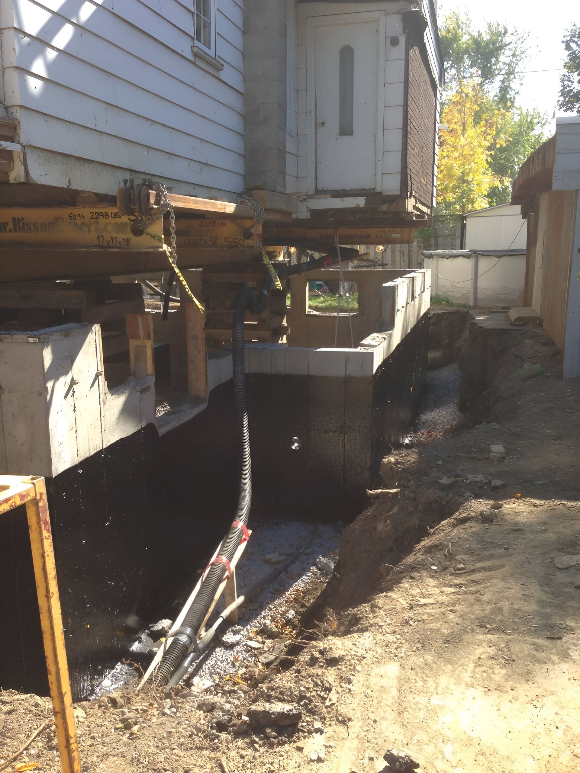 Une maison est déplacée vers un nouvel emplacement