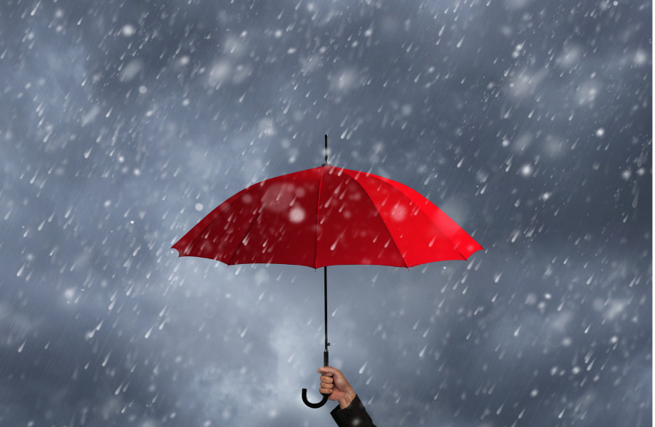 Een rode paraplu in de storm