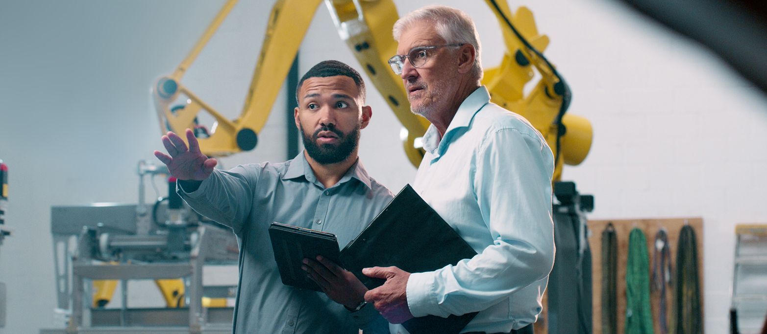 Como a integração entre jovens e seniores está transformando a indústria moderna