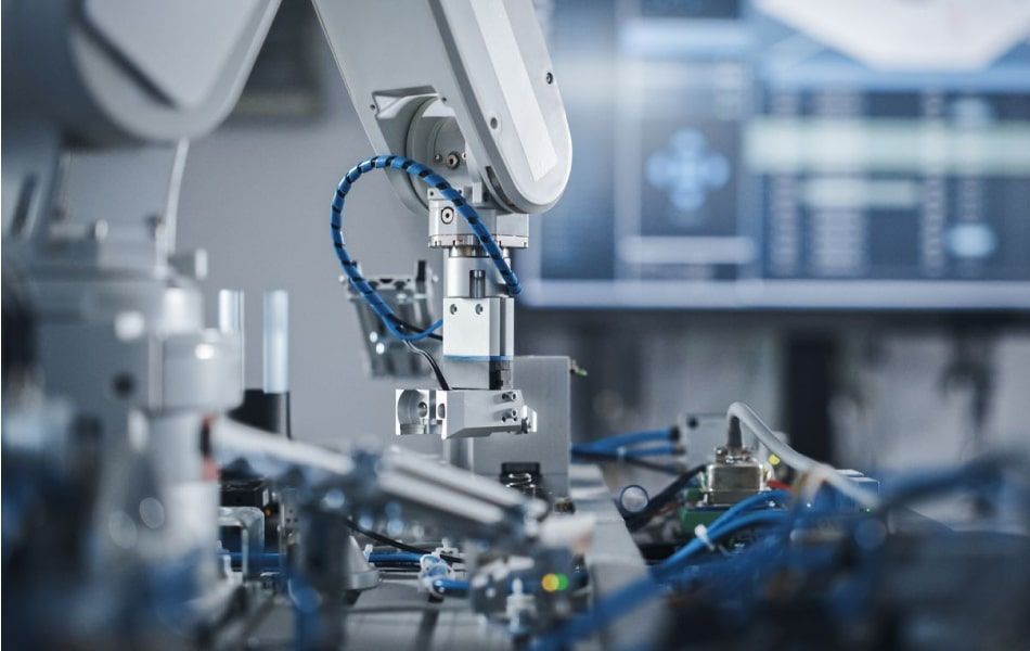 um braço robótico com a letra o