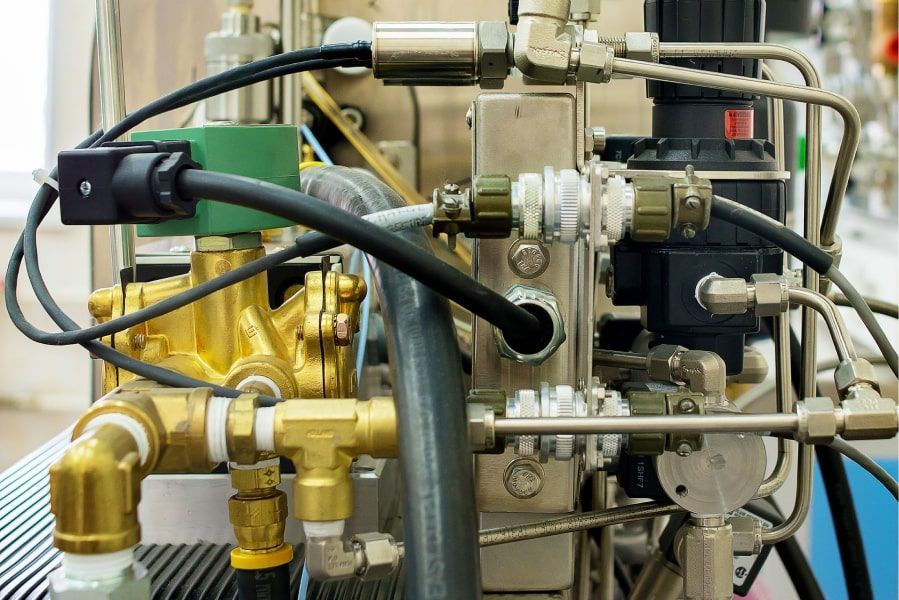 um monte de tubos e válvulas, incluindo um que diz aa