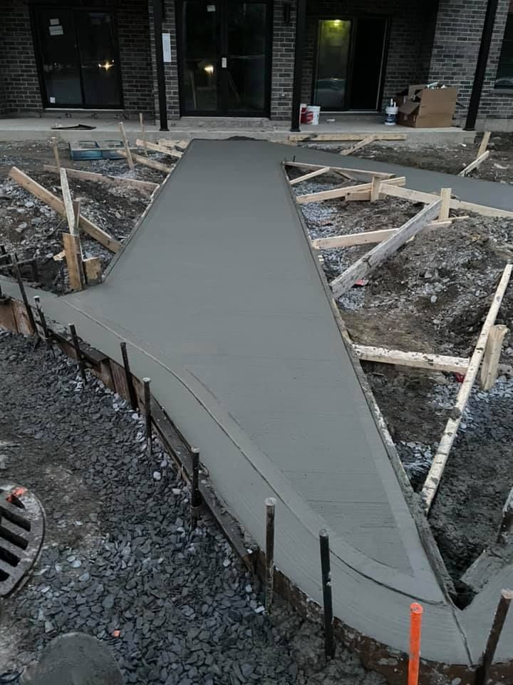 Une passerelle en béton est en cours de construction devant un immeuble.