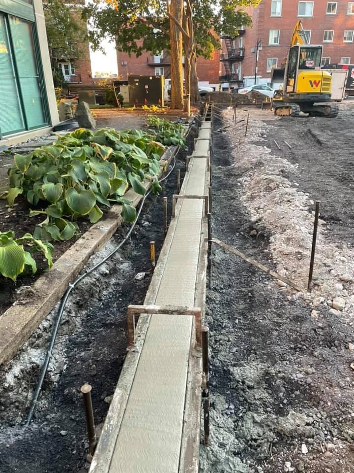 Un chantier de construction avec une pelle jaune en arrière-plan.