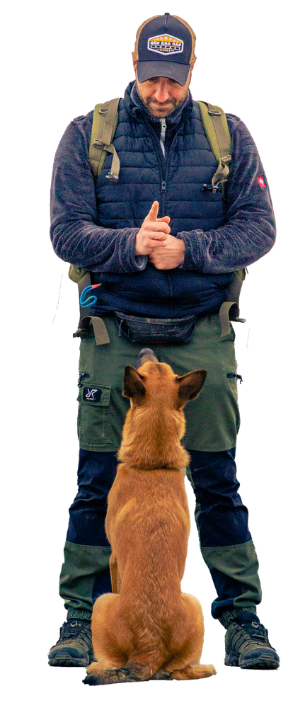 Mexx steht neben einem Hund und trägt eine blaue Hut mit der Aufschrift rescue team