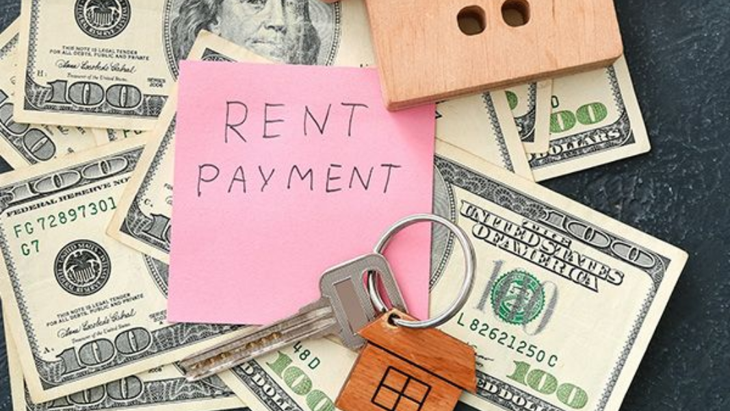 Image of cash, keys, and a sticky note that says
