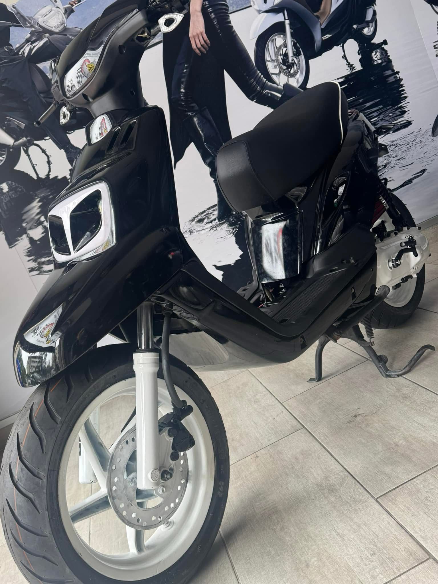 scooter nero e verdone