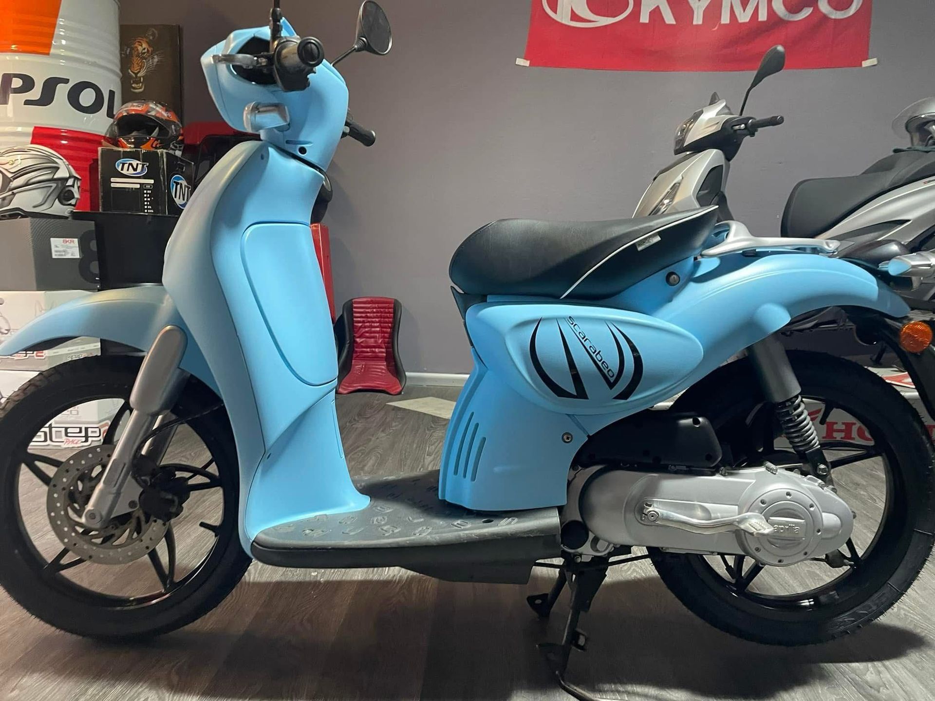scooter azzurro con adesivo