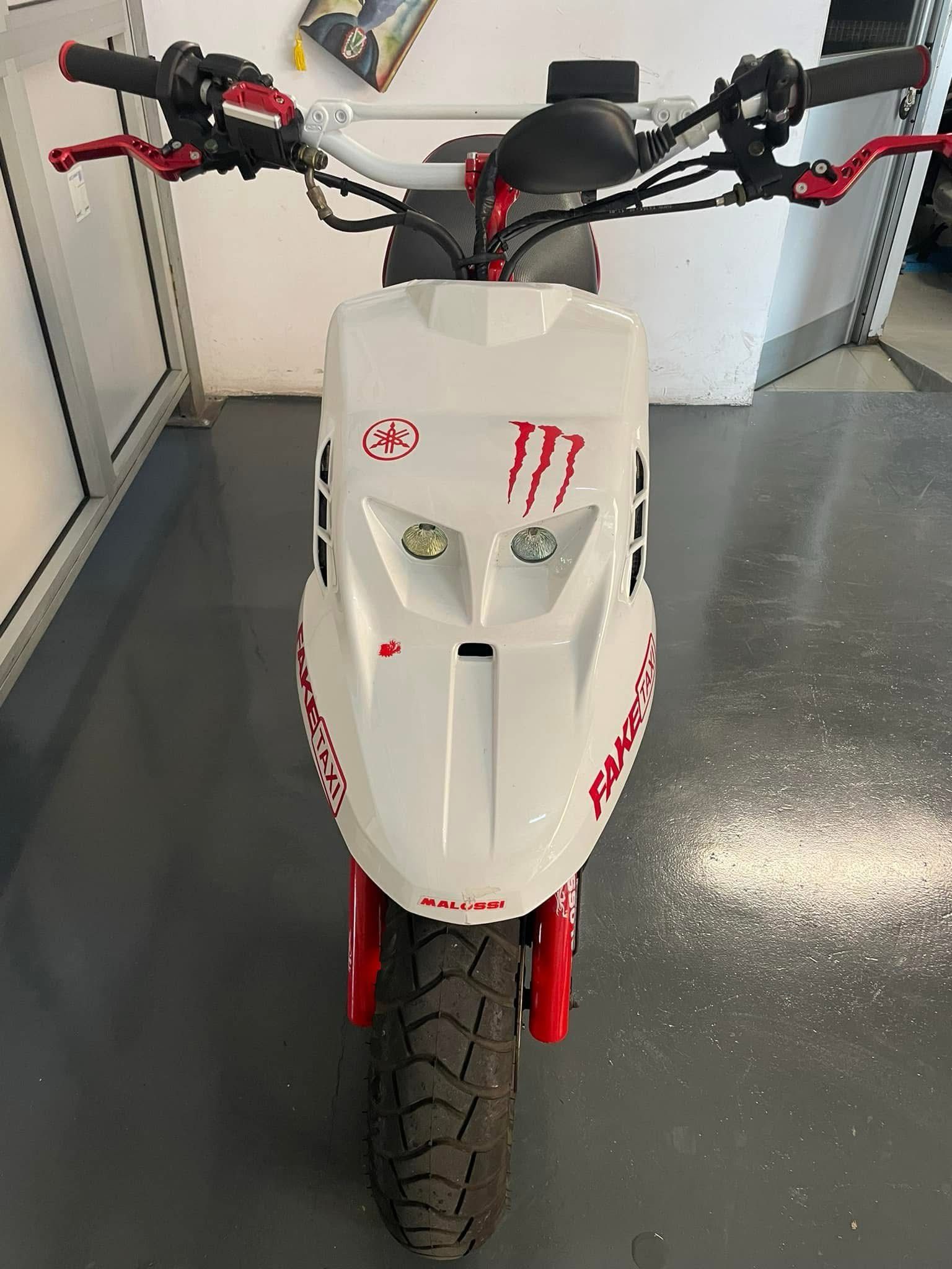 scooter bianco con adesivi