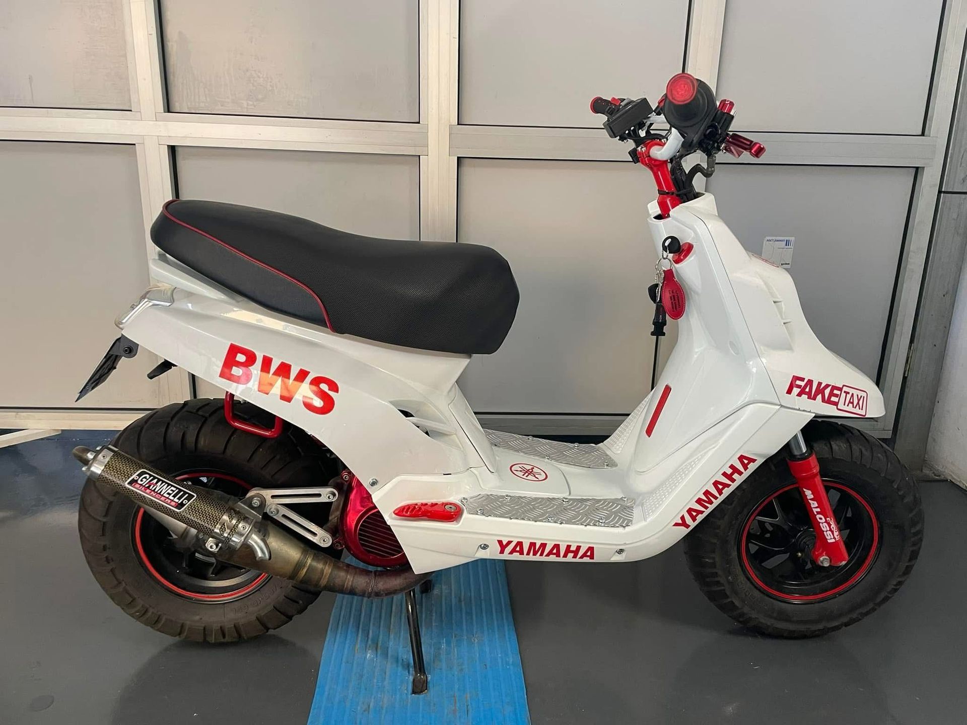 scooter bianco con adesivi