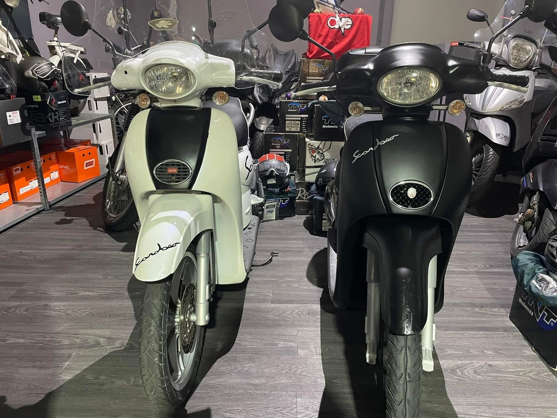 scooter bianco e nero