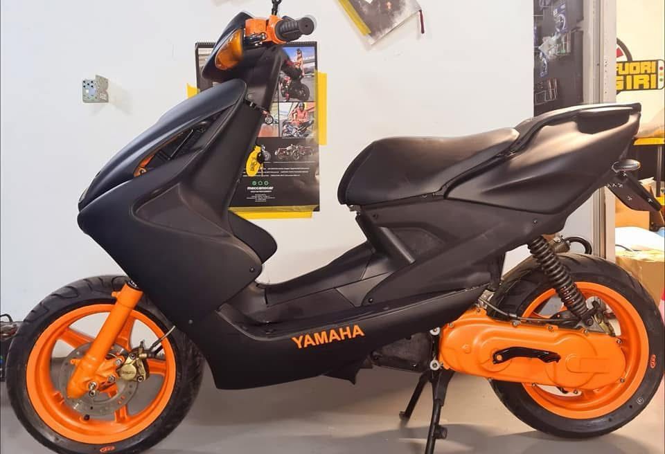 scooter nero e arancione