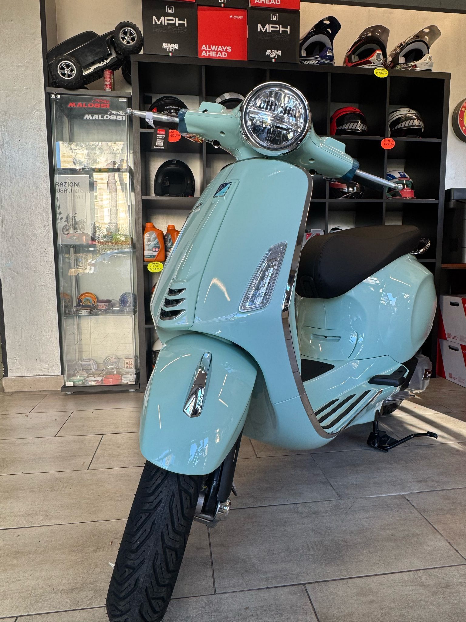 Uno scooter azzurro