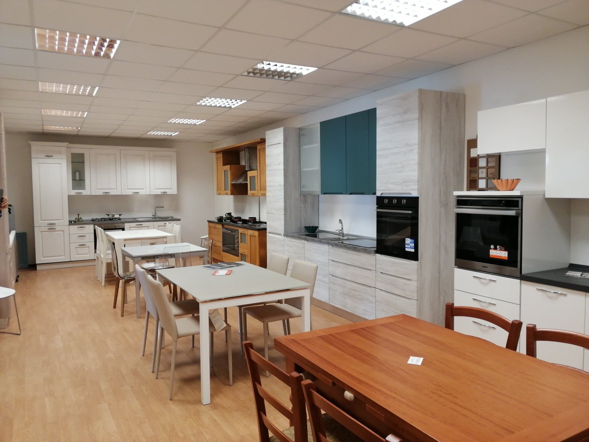 interno dello showroom di mobili