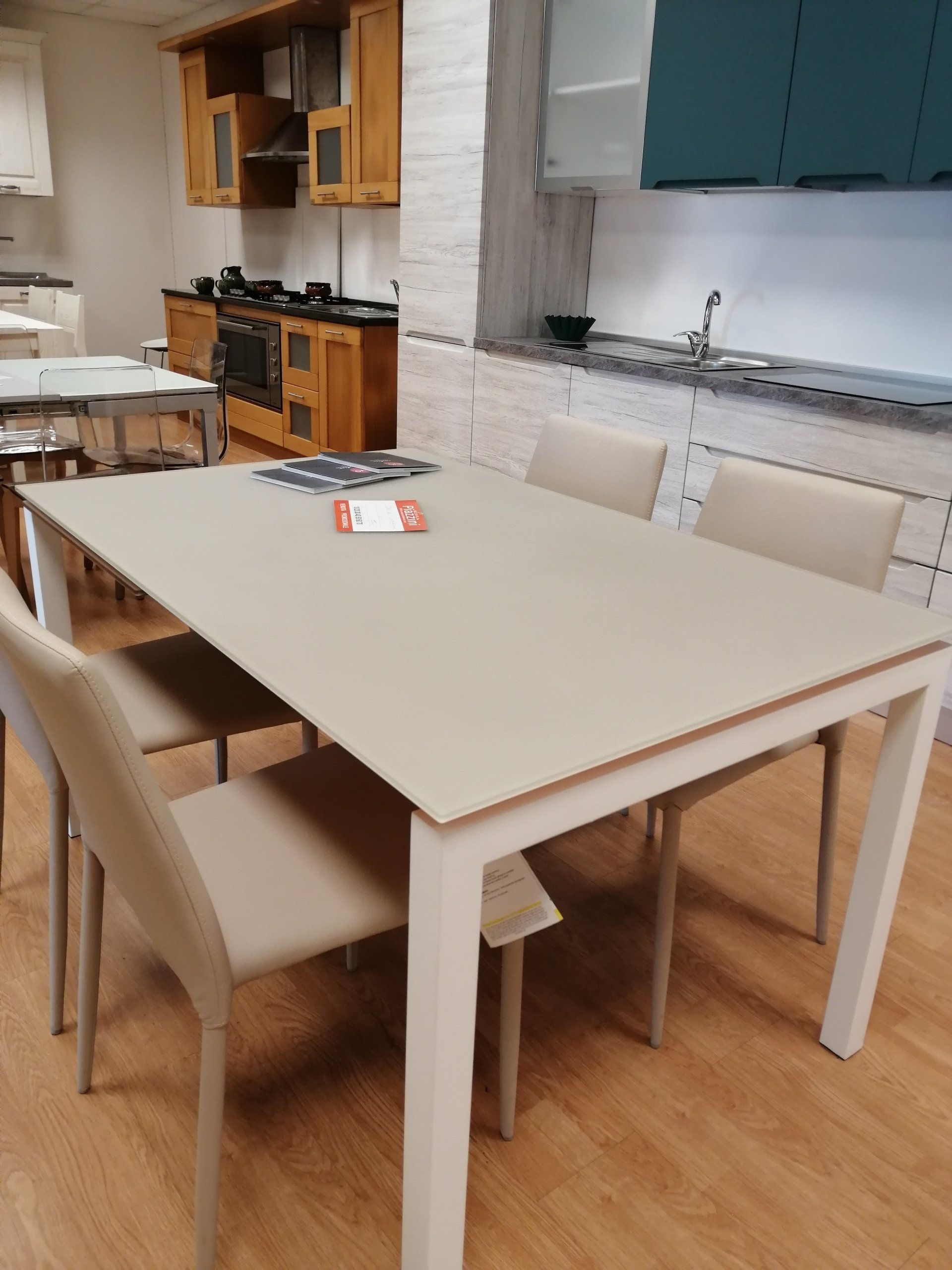 tavolo in legno bianco