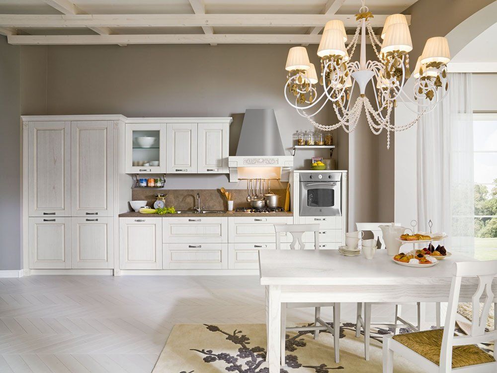cucina classica con arredi bianchi