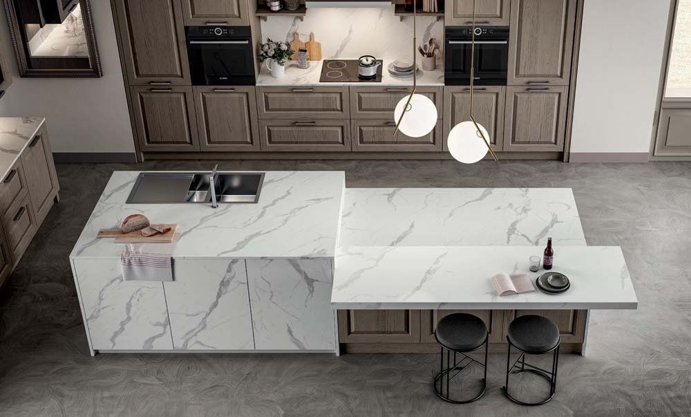 cucina con isola effetto marmo