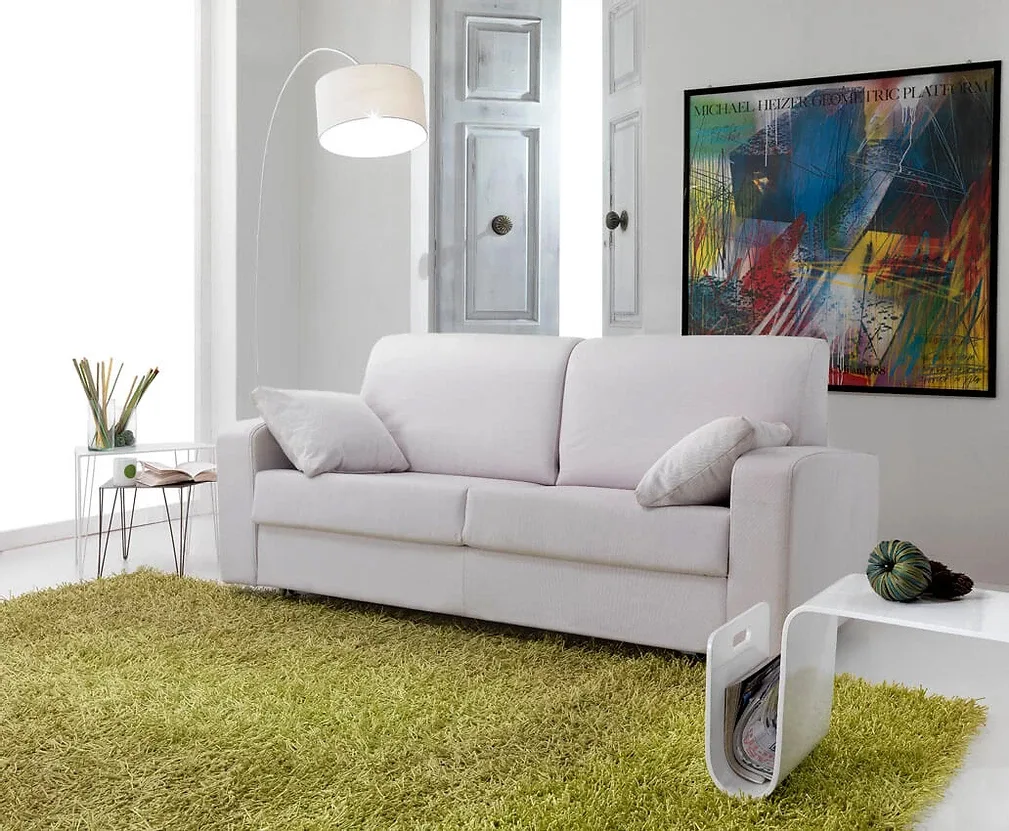 soggiorno con divano bianco