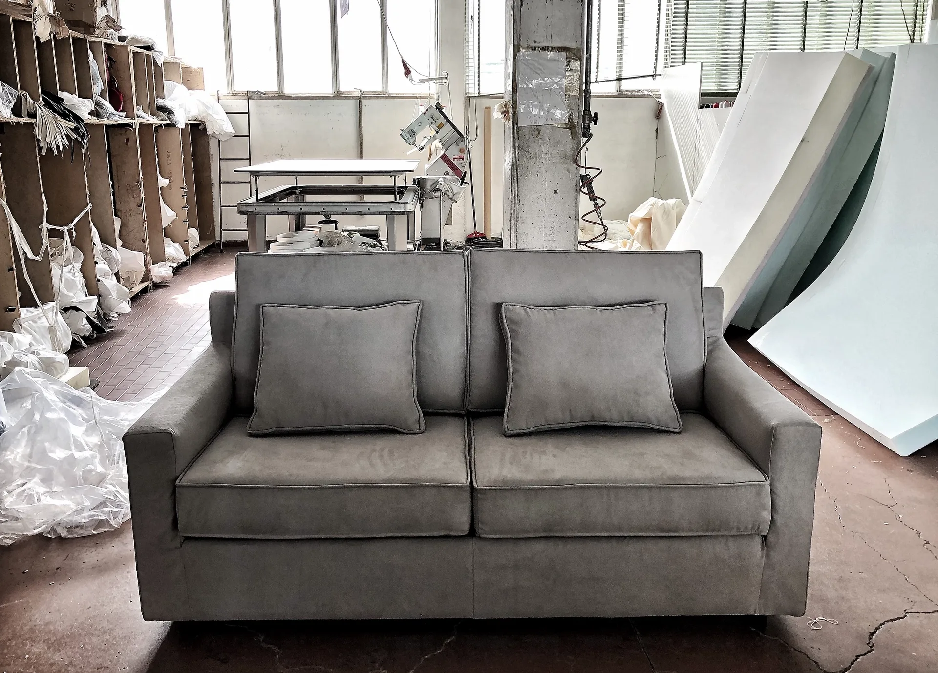 divano in pelle grigio a due posti