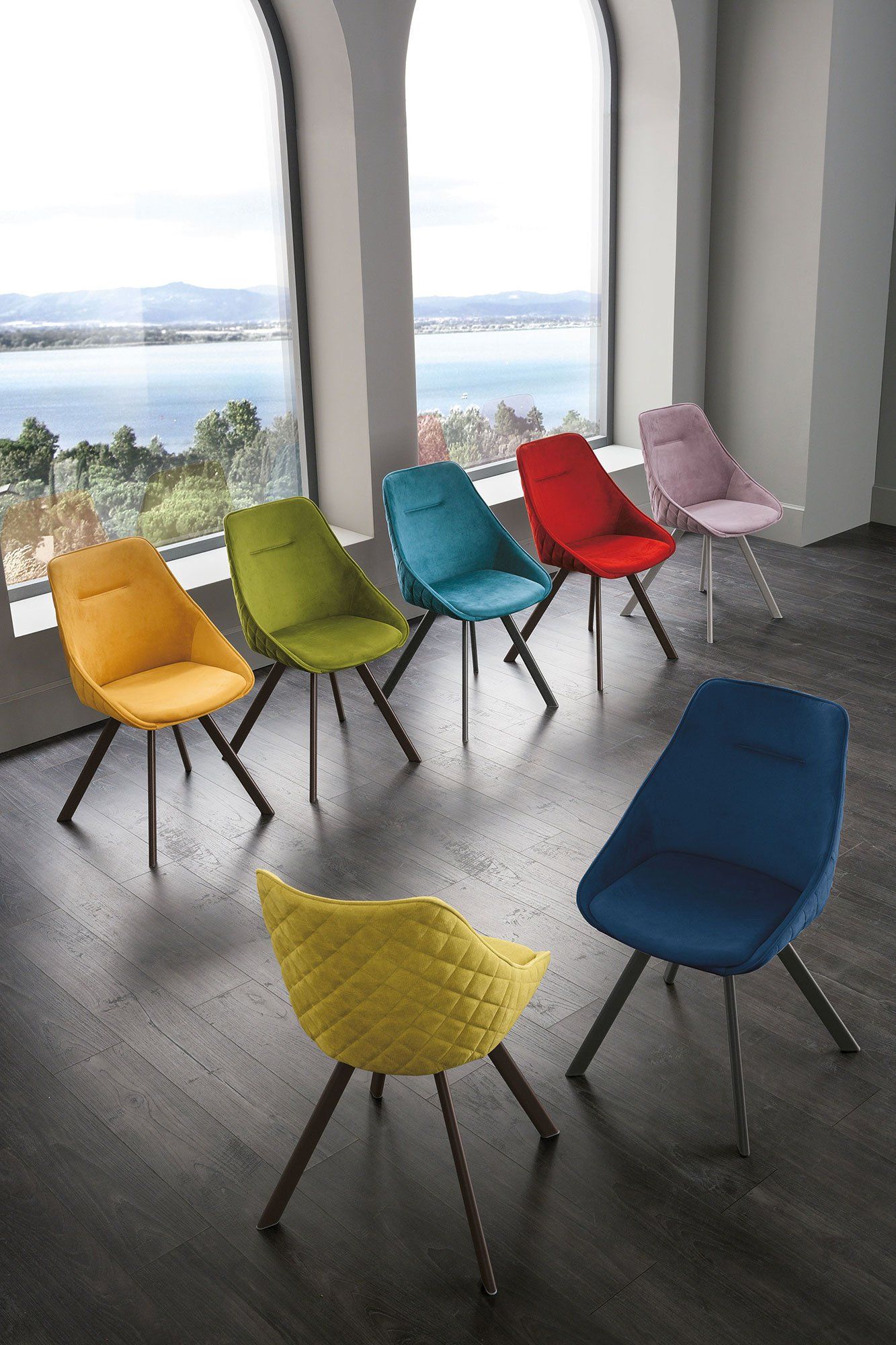 sedie di colori vari