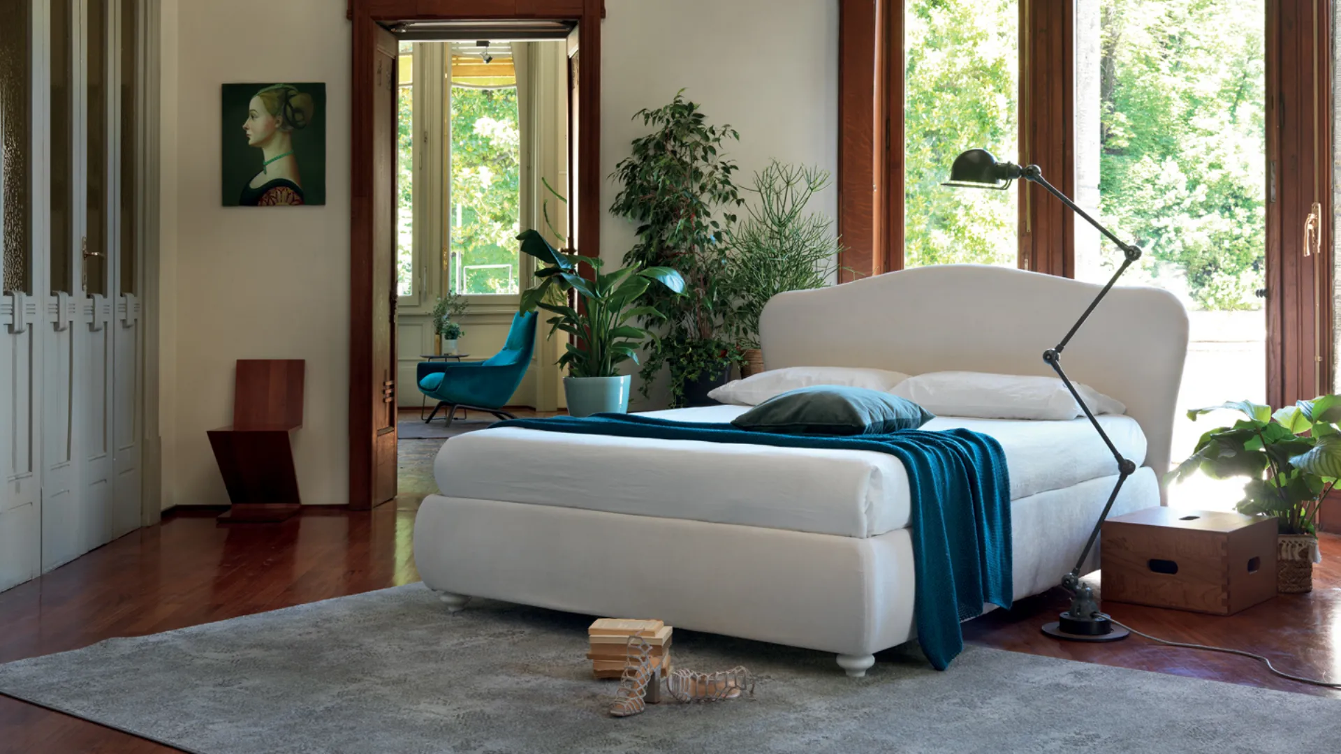 letto matrimoniale con struttura bianca