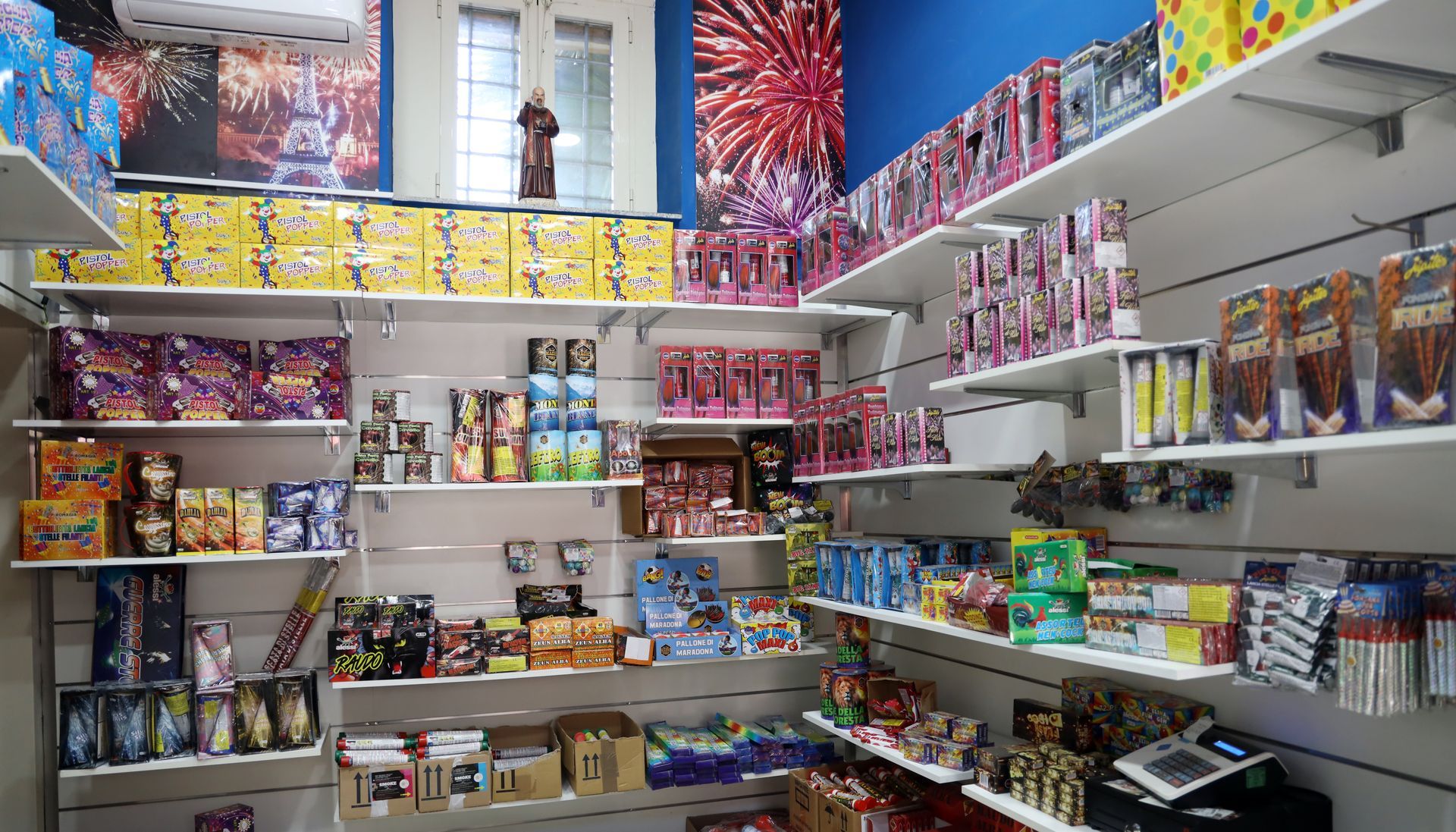 Scintille del Fuoco in vendita nell'azienda pirotecnica a Napoli