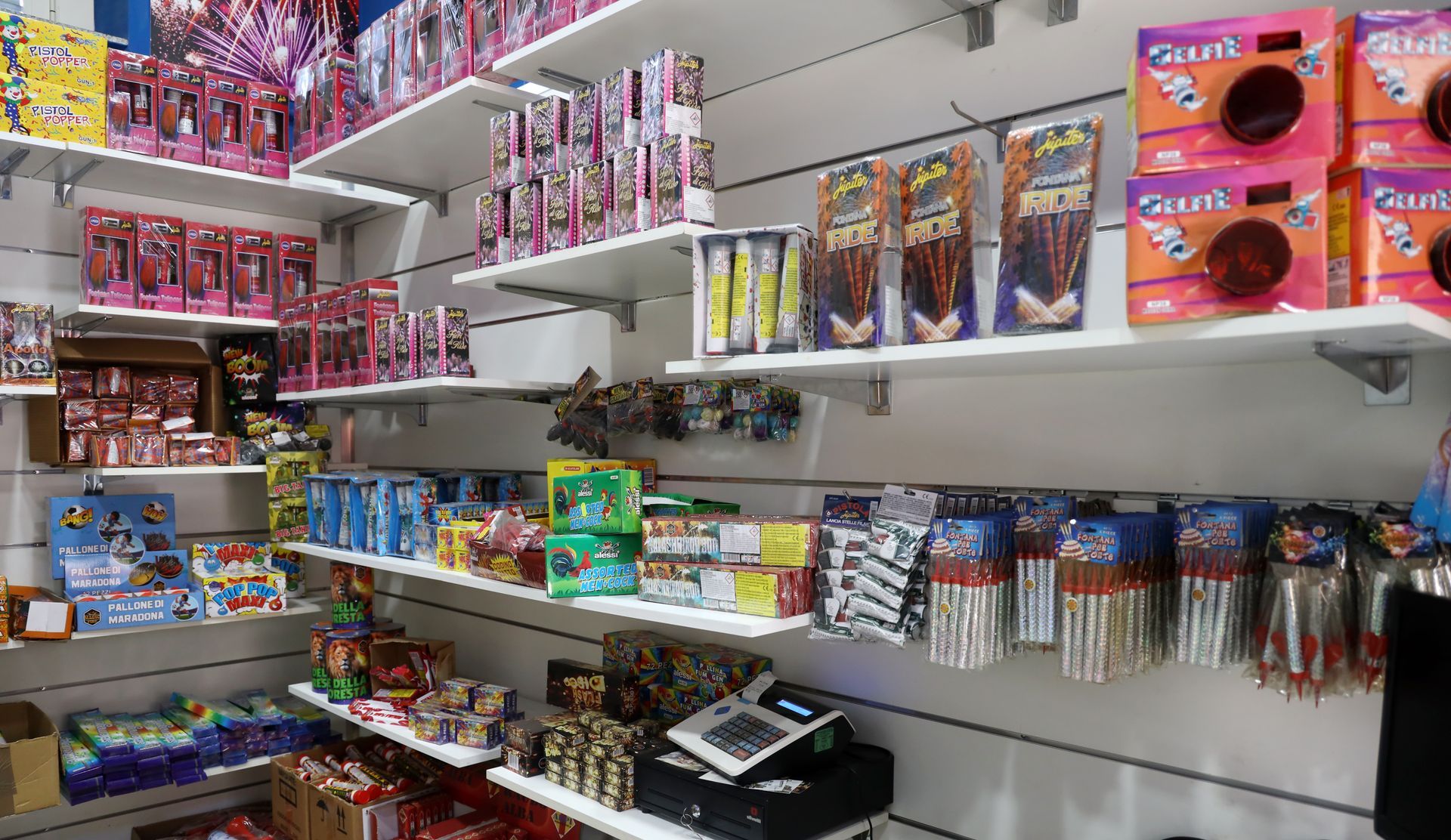 Scaffali con fuochi d'artificio dell'azienda pirotecnica a Napoli