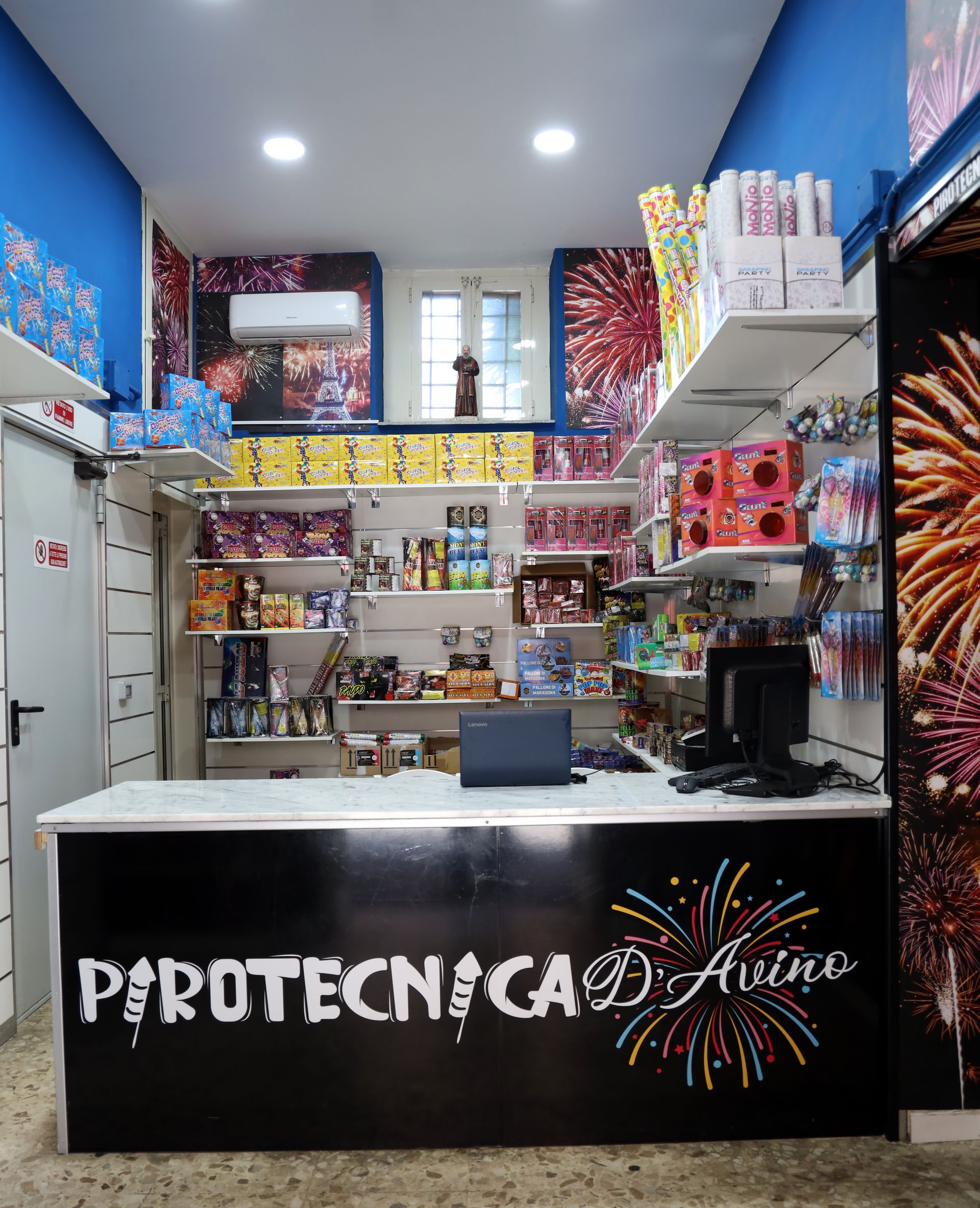 Interni del negozio della azienda pirotecnica a Napoli Pirotecnica D'avino